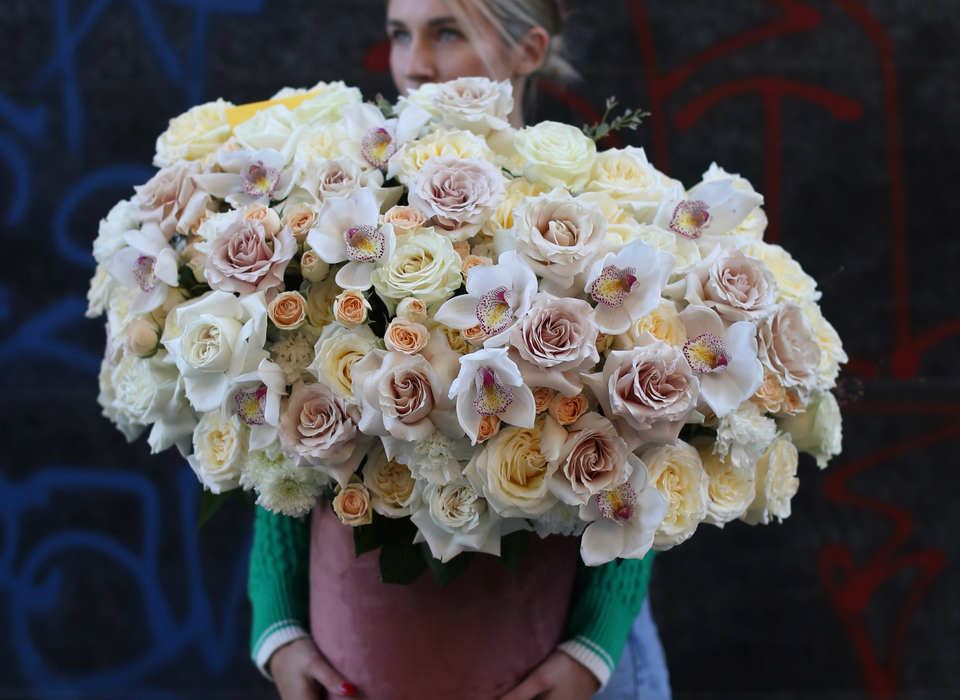 Stella luxe cream and blush rose arrangement — luxury Hollywood flower delivery