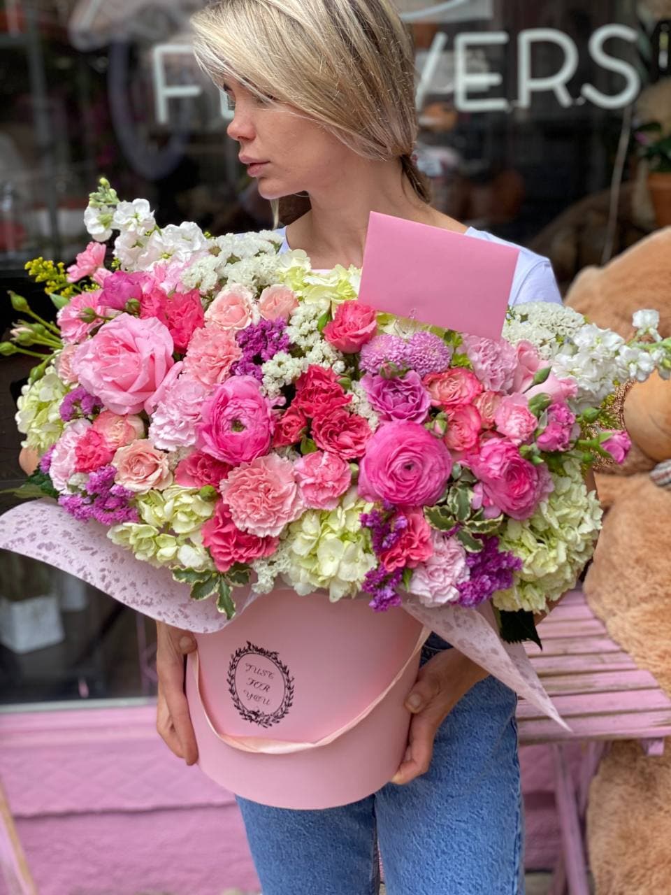 Elegant Niam bouquet showcasing white ranunculus, hydrangeas, and roses beautifully arranged in a glass vase – ideal for premium floral delivery