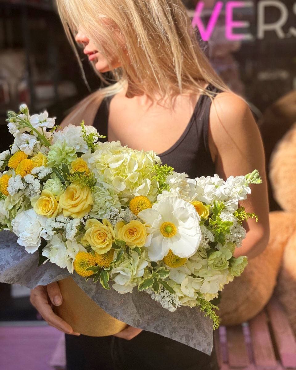 Elegant Sana bouquet featuring white hydrangeas, garden roses, carnations and poppy flowers – ideal for premium floral delivery and romantic occasions