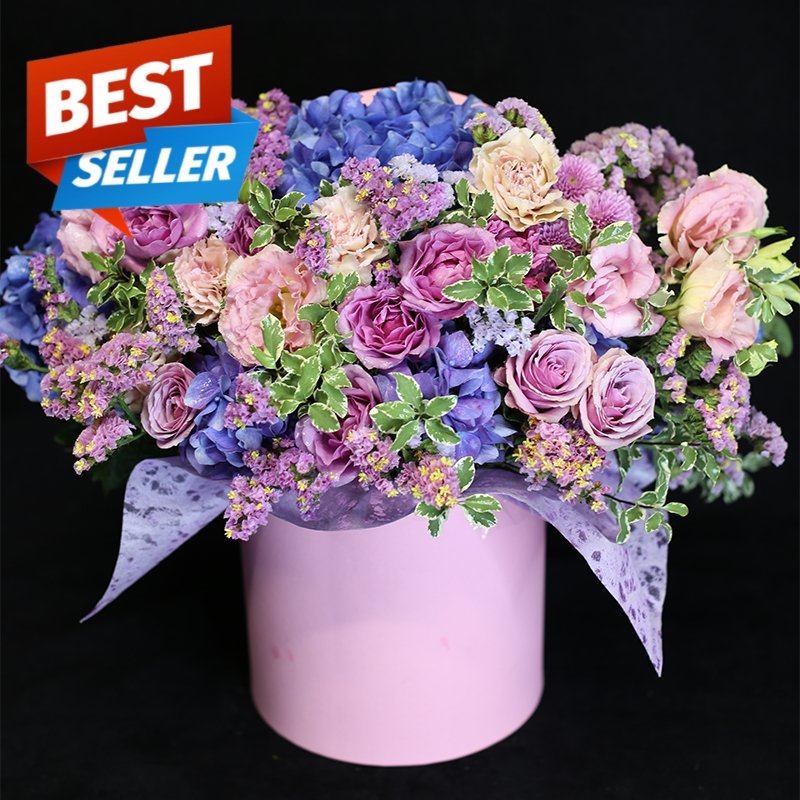 A handmade floral gift featuring fresh pink and blue flowers, presented in a vibrant yet vibrant design for luxurious delivery.